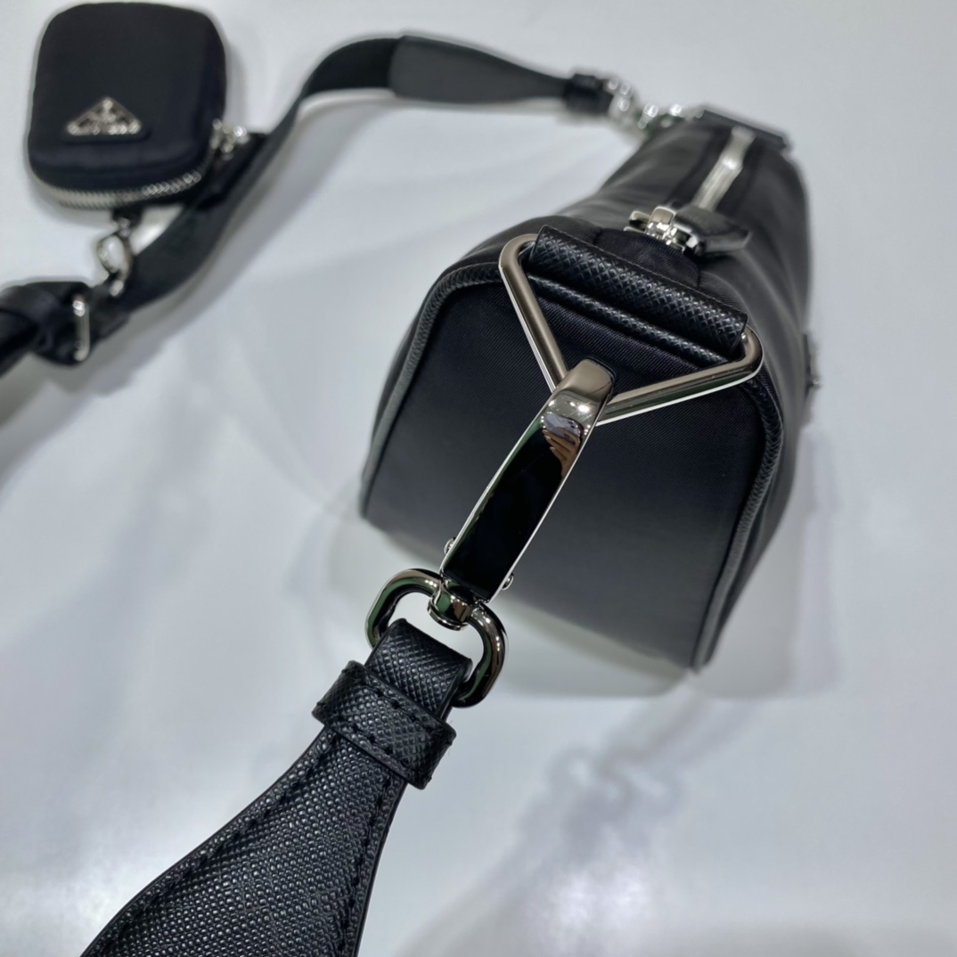 𝐏𝐑𝐀𝐃𝐀 Triangle Crossbody Bag