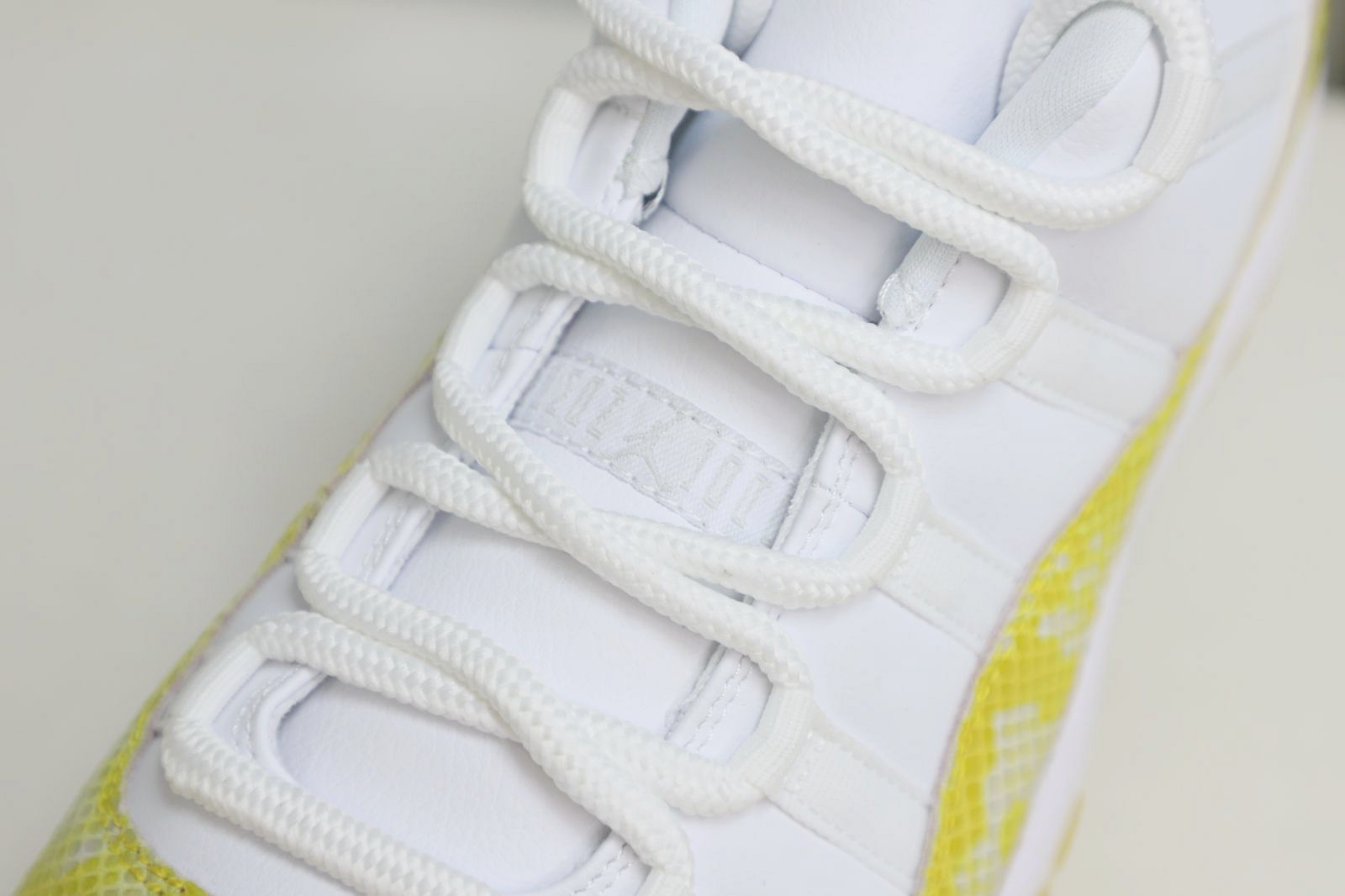 Air Jordan 11 Retro Low YellowSnakeskin