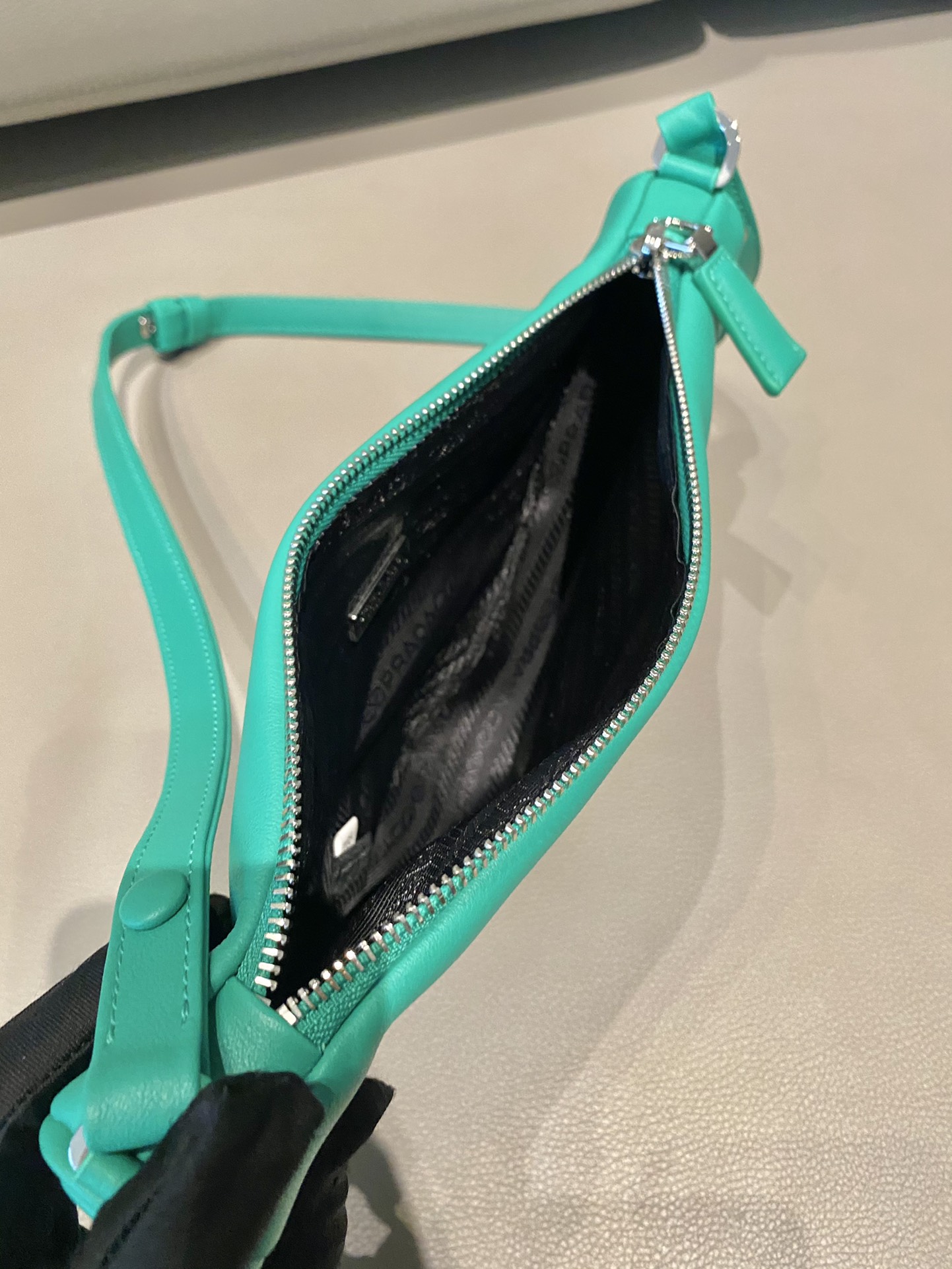 𝐏𝐑𝐀𝐃𝐀 Triangular bag 1NQ043