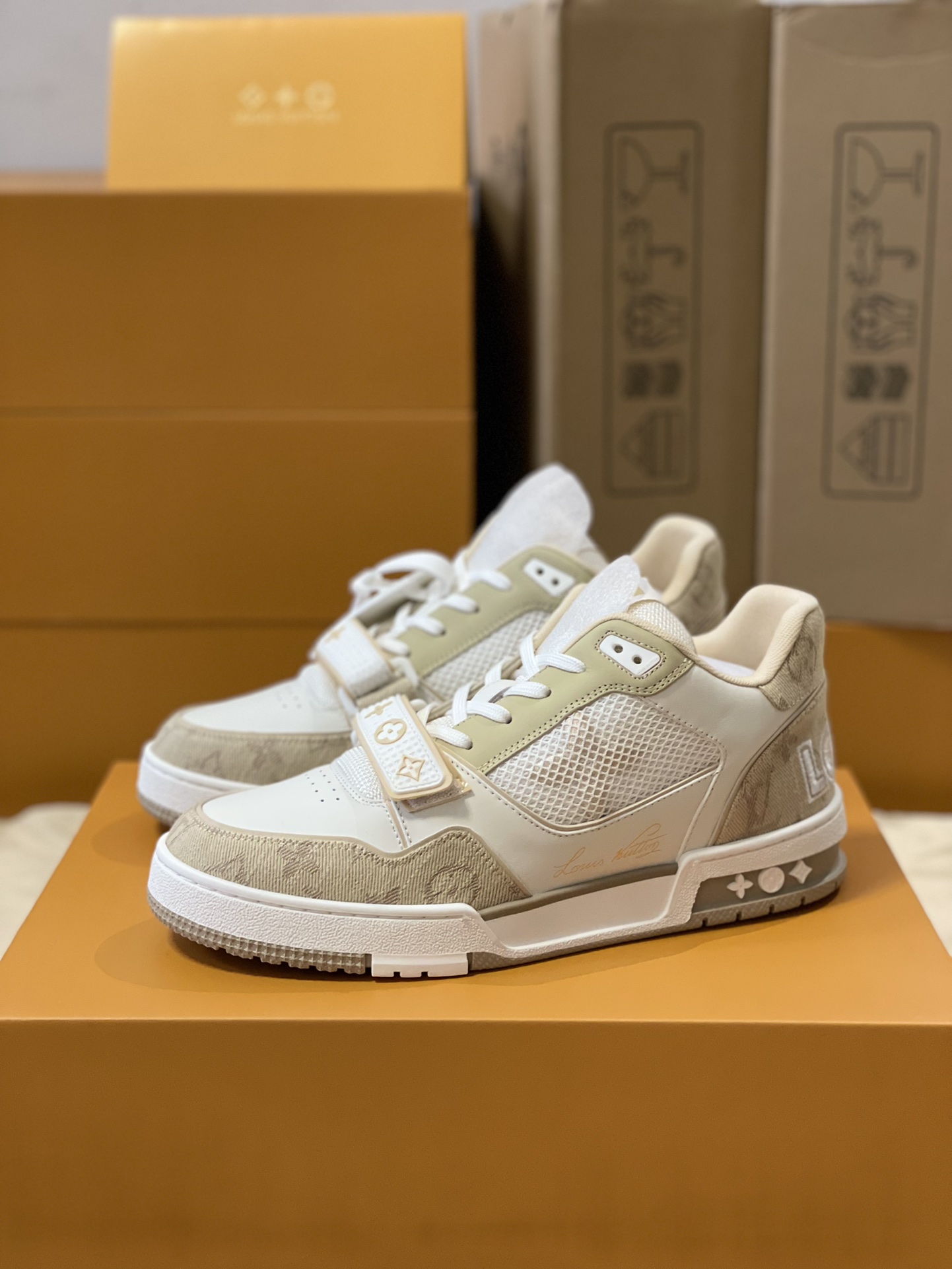 Louis Vuitton Trainer sneakers for couples, style 1A98UX