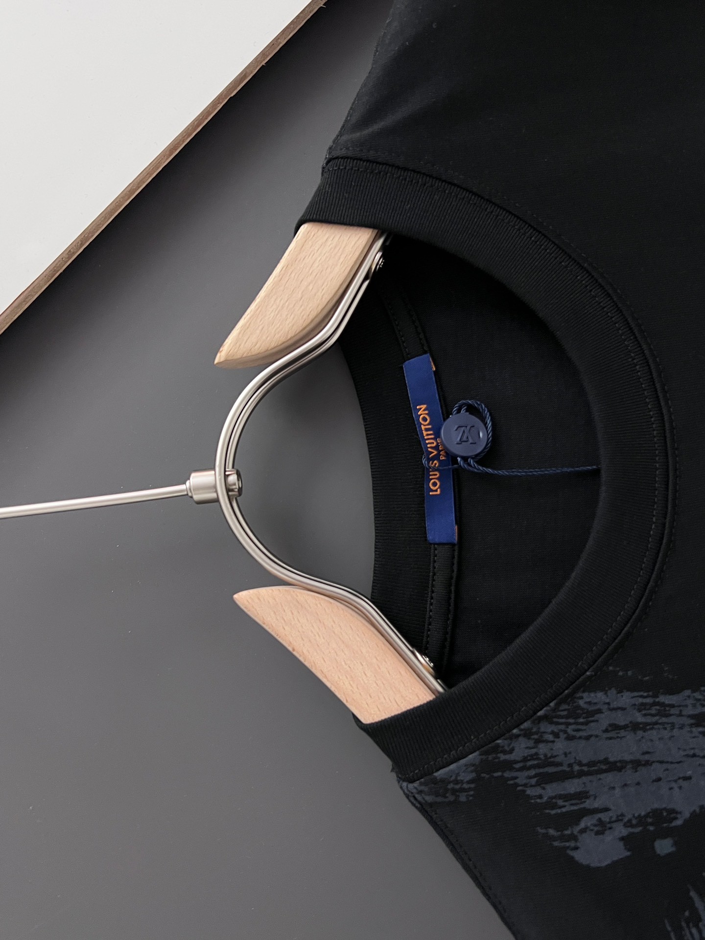 Louis Vuitton 24 classic embroidered pockets with trendy t-shirts