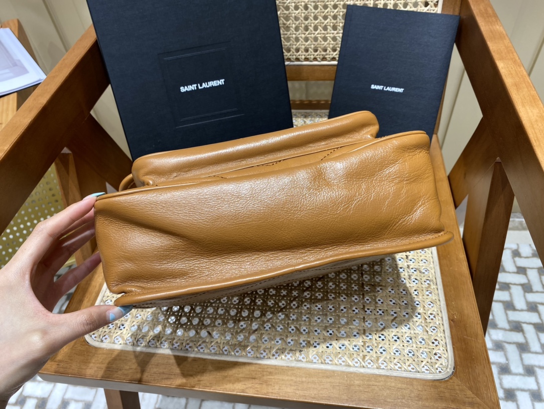 SAINT LAURENT  𝐍𝐢𝐤𝐢 28𝐜𝐦 #633158