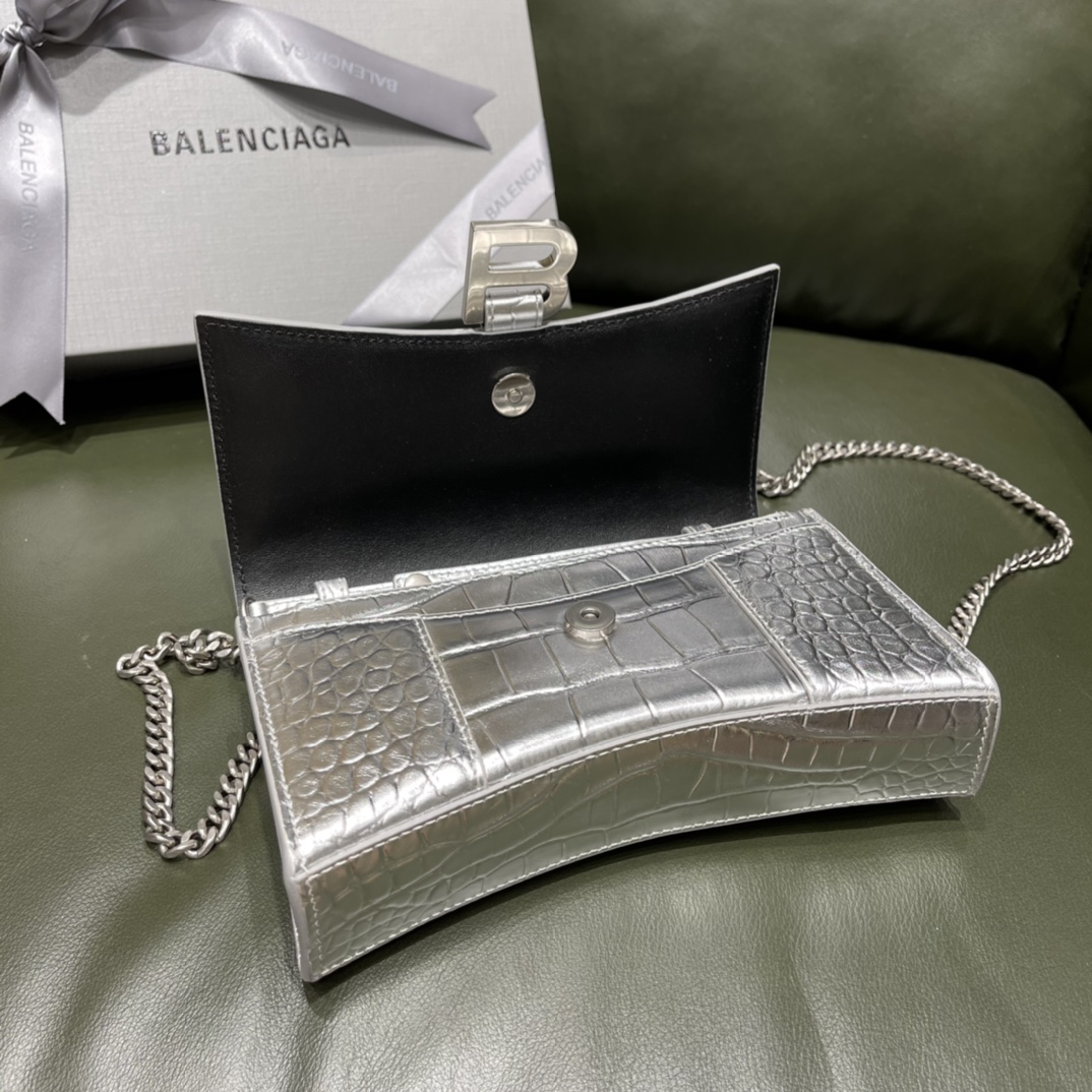 BALENCIAGA 𝐇𝐨𝐮𝐫𝐠𝐥𝐚𝐬𝐬 𝐰𝐚𝐥𝐥𝐞𝐭 𝐨𝐧 𝐜𝐡𝐚𝐢𝐧 ⏳ ▪️ crocodile print silver with silver buckle