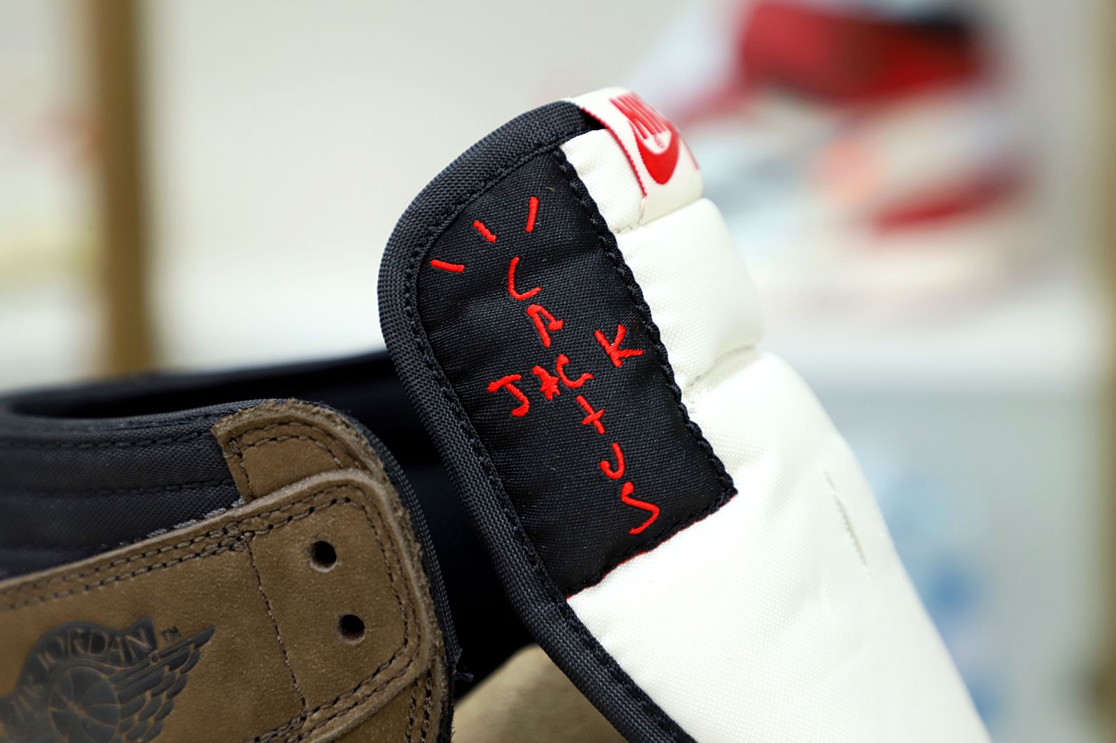 TRAVIS SCOTT X AIR JORDAN 1 RETRO HIGH OG MOCHA