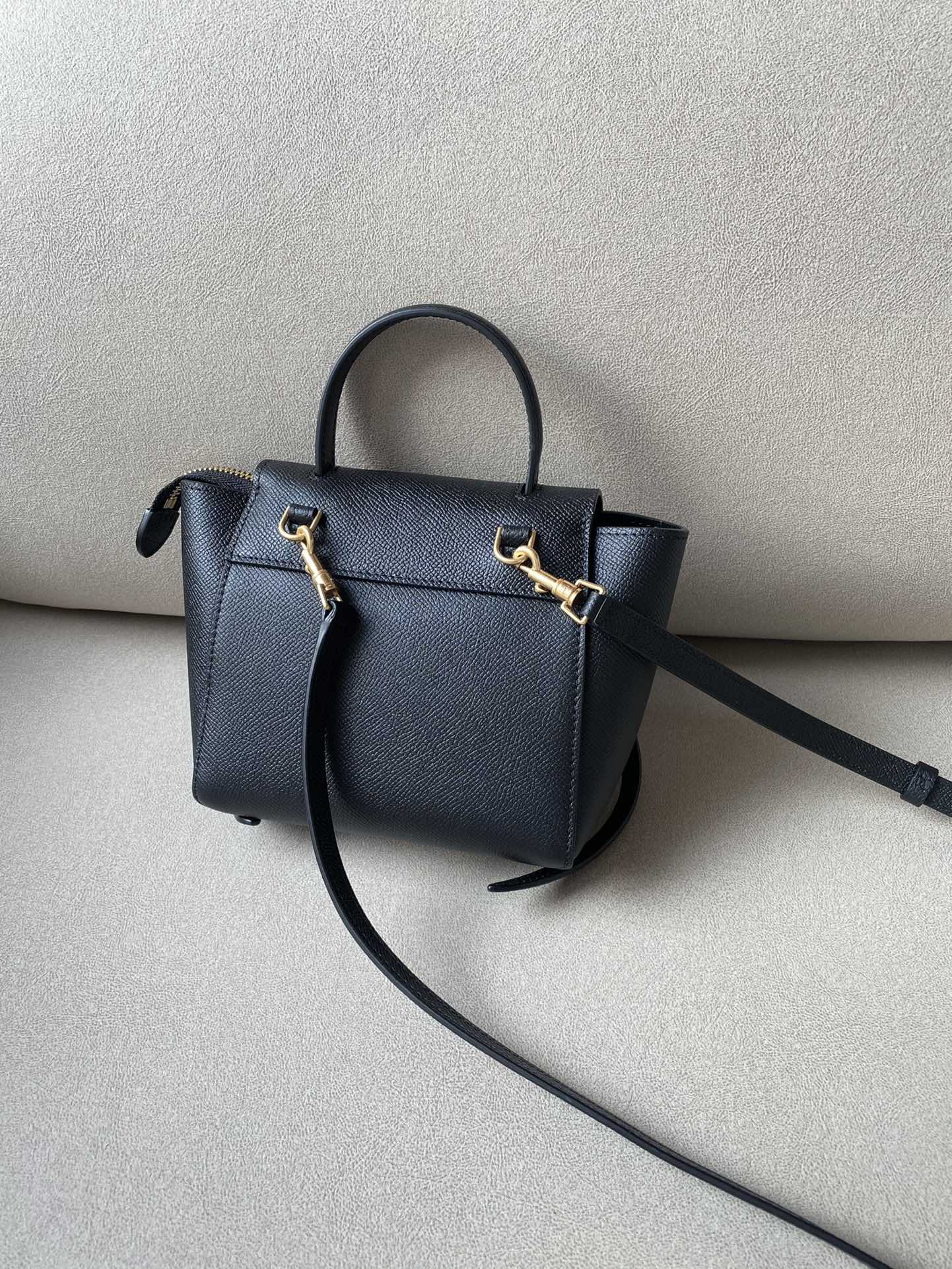 𝐂𝐞𝐥𝐢𝐧𝐞 𝐛𝐞𝐥𝐭 𝐩𝐢𝐜𝐨 𝟏𝟔𝐜𝐦 Grained Calfskin Bag