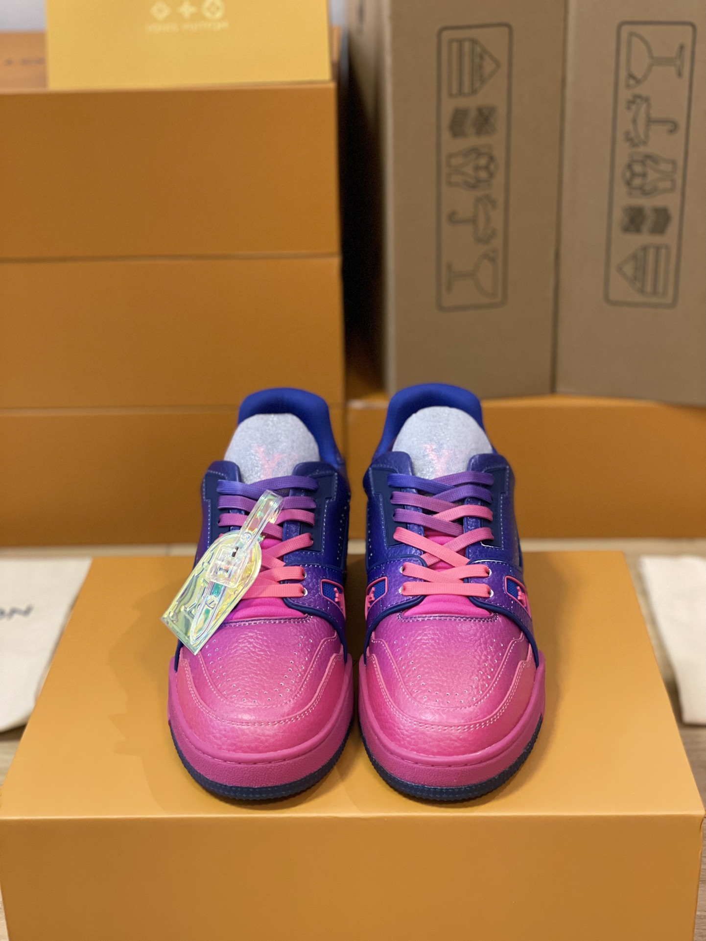 Louis Vuitton couple models LVTRAINER sneakers model number MS0119