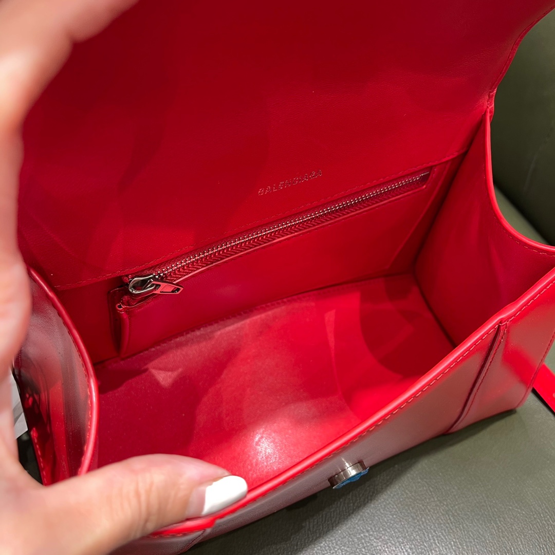 BALENCIAGA 𝐇𝐨𝐮𝐫𝐠𝐥𝐚𝐬𝐬 𝐒 The hourglass bag of the fashion world