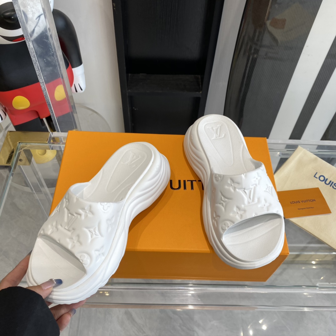 Louis Vuitton platform slippers Pool Pillow Comfort will enter the series