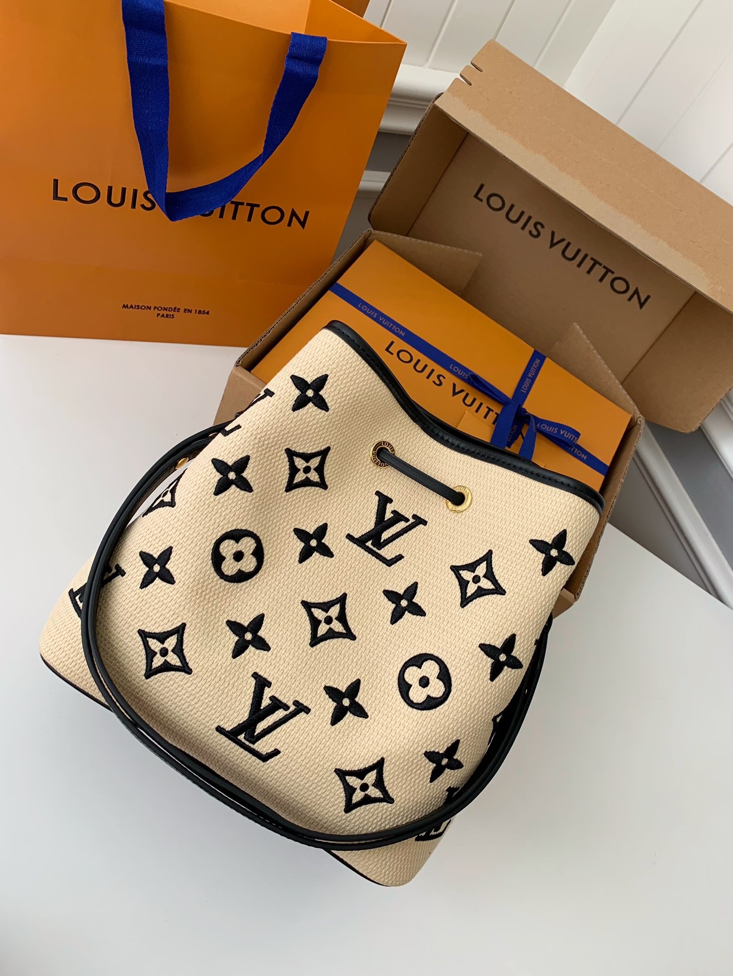 Louis Vuitton's New Lafite Cotton Embroidery N É ONO É Bucket Bag M23080 Size: 26 * 26 * 17.5cm