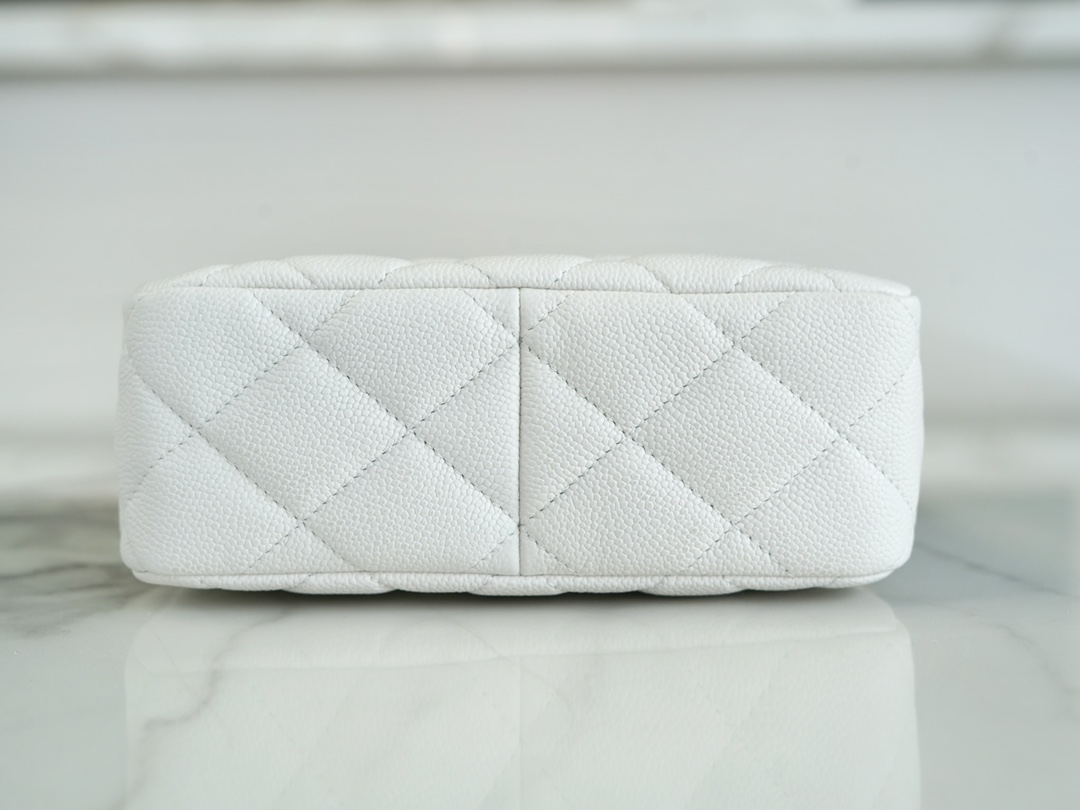 𝗖𝗛𝗔𝗡𝗘𝗟✦ 23P Spring Summer New Love Adjustable Buckle HoBo Bag White