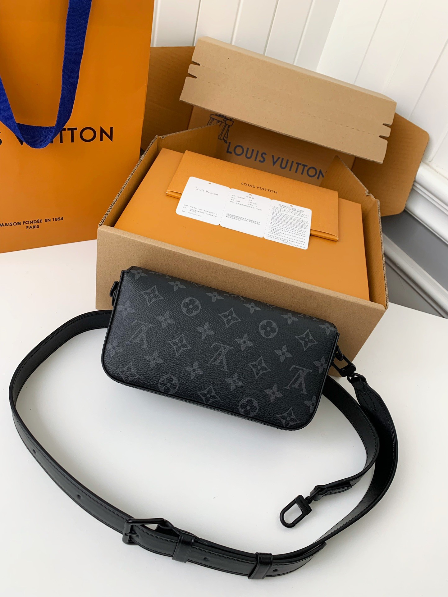 Louis Vuitton New season Montsouris Mini Bag M83567 Size：22*12*6cm
