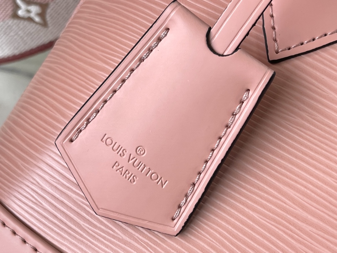 𝐋𝐎𝐔𝐈𝐒 𝐕𝐔𝐈𝐓𝐓𝐎𝐍    M21682