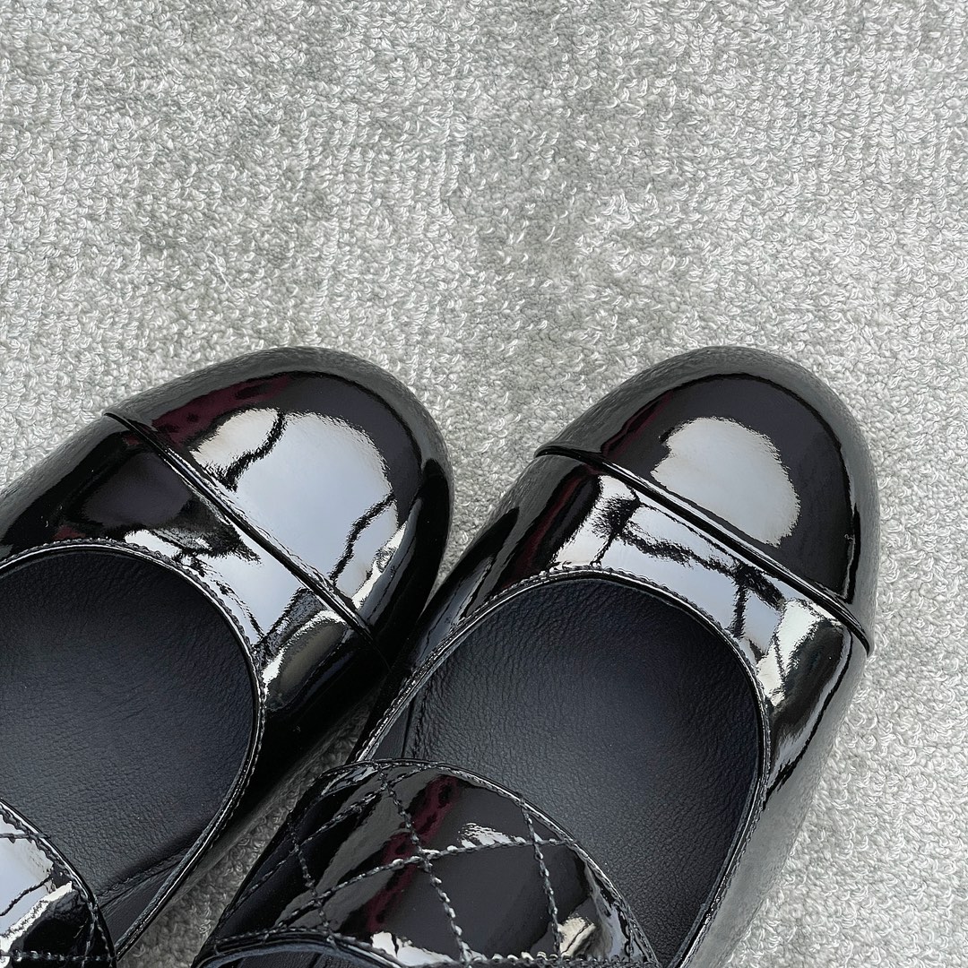 CHANEL book bag buckle single shoes Mary Jane single shoes bright wrinkled patent leather gold heel