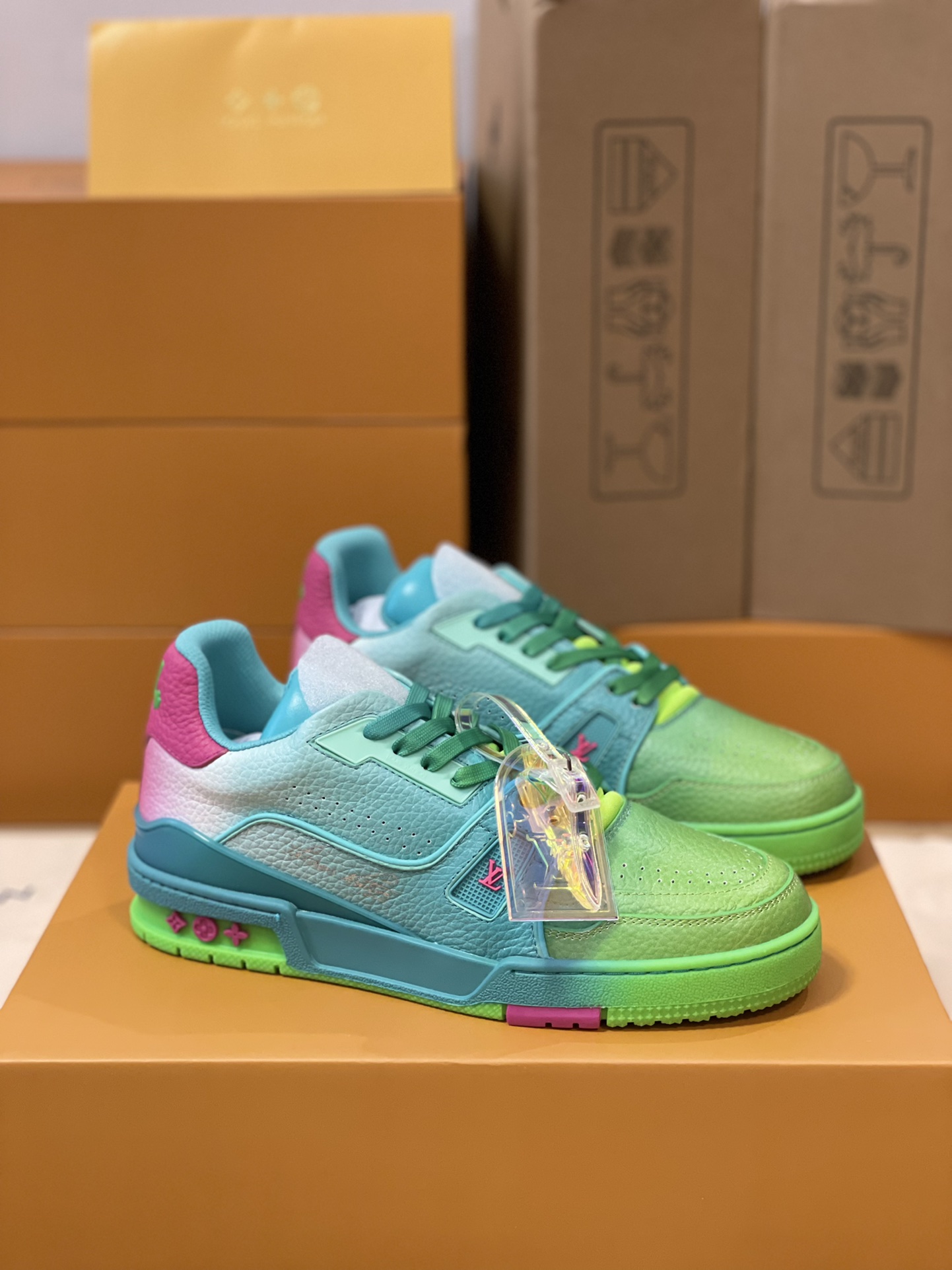 Louis Vuitton couple models LVTRAINER sneakers model number MS0119