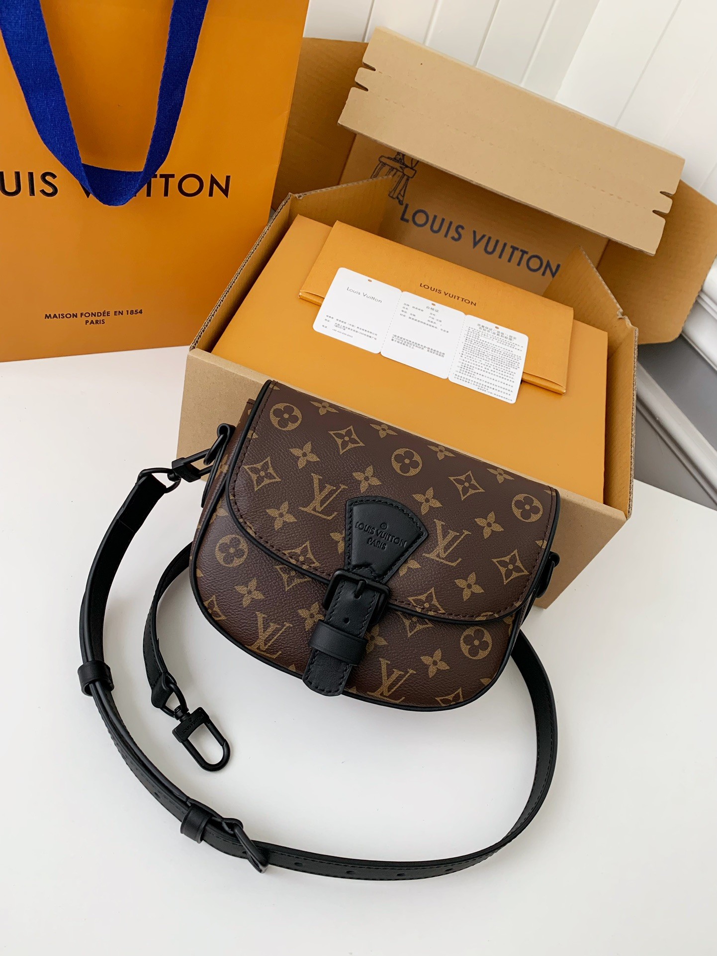 Louis Vuitton New season Montsouris Small Messenger Bag M47060 Size：20*17*7cm