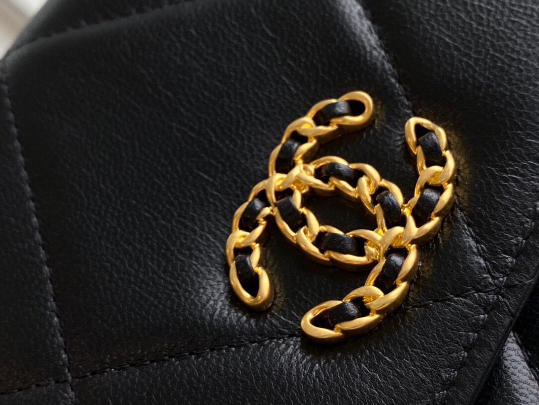 CHANEL 19Bag 𝑾𝒐𝒄 22C black gold buckle