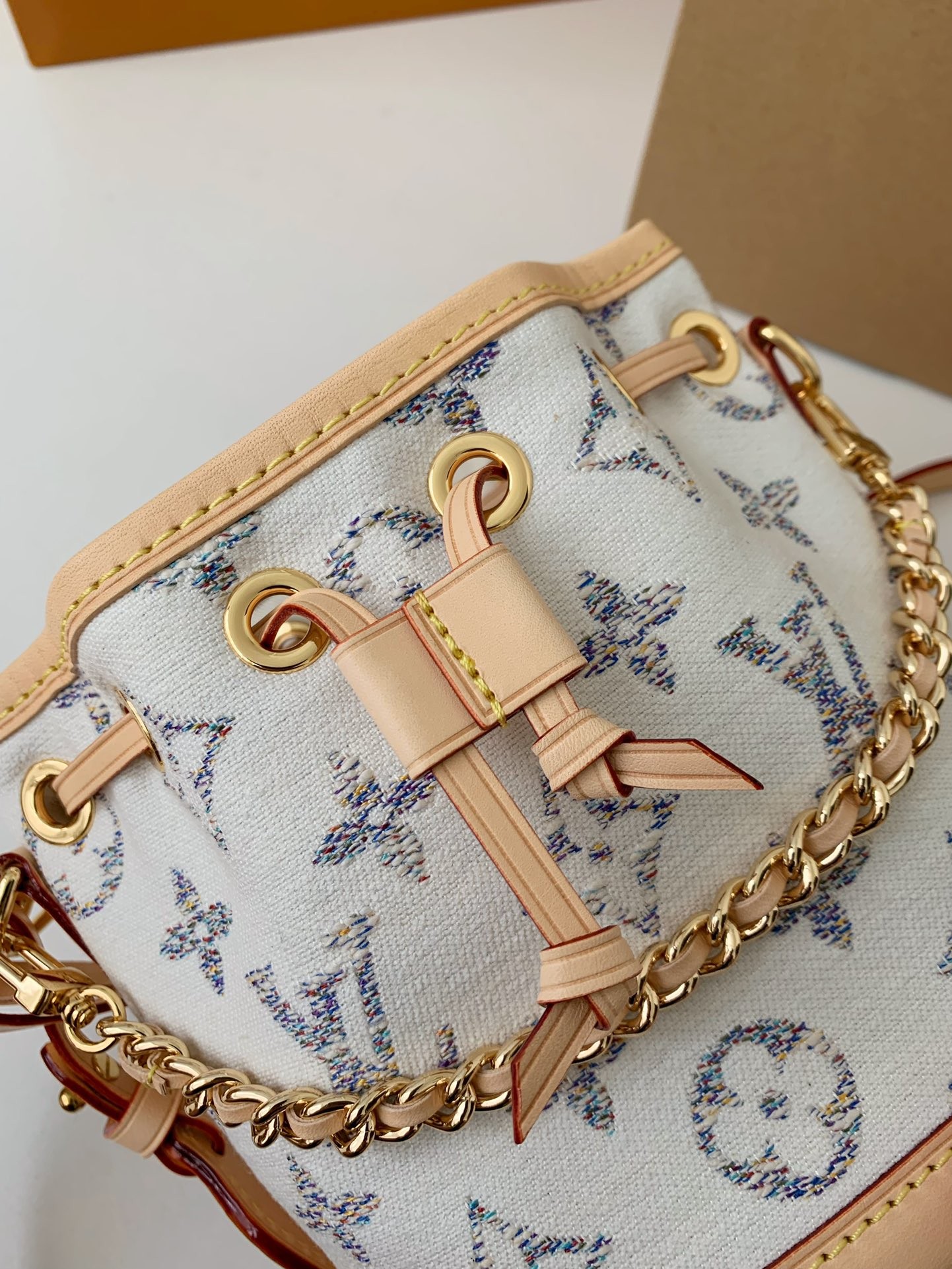 Louis Vuitton The new Nano No é M83453 Size：13*16*10cm