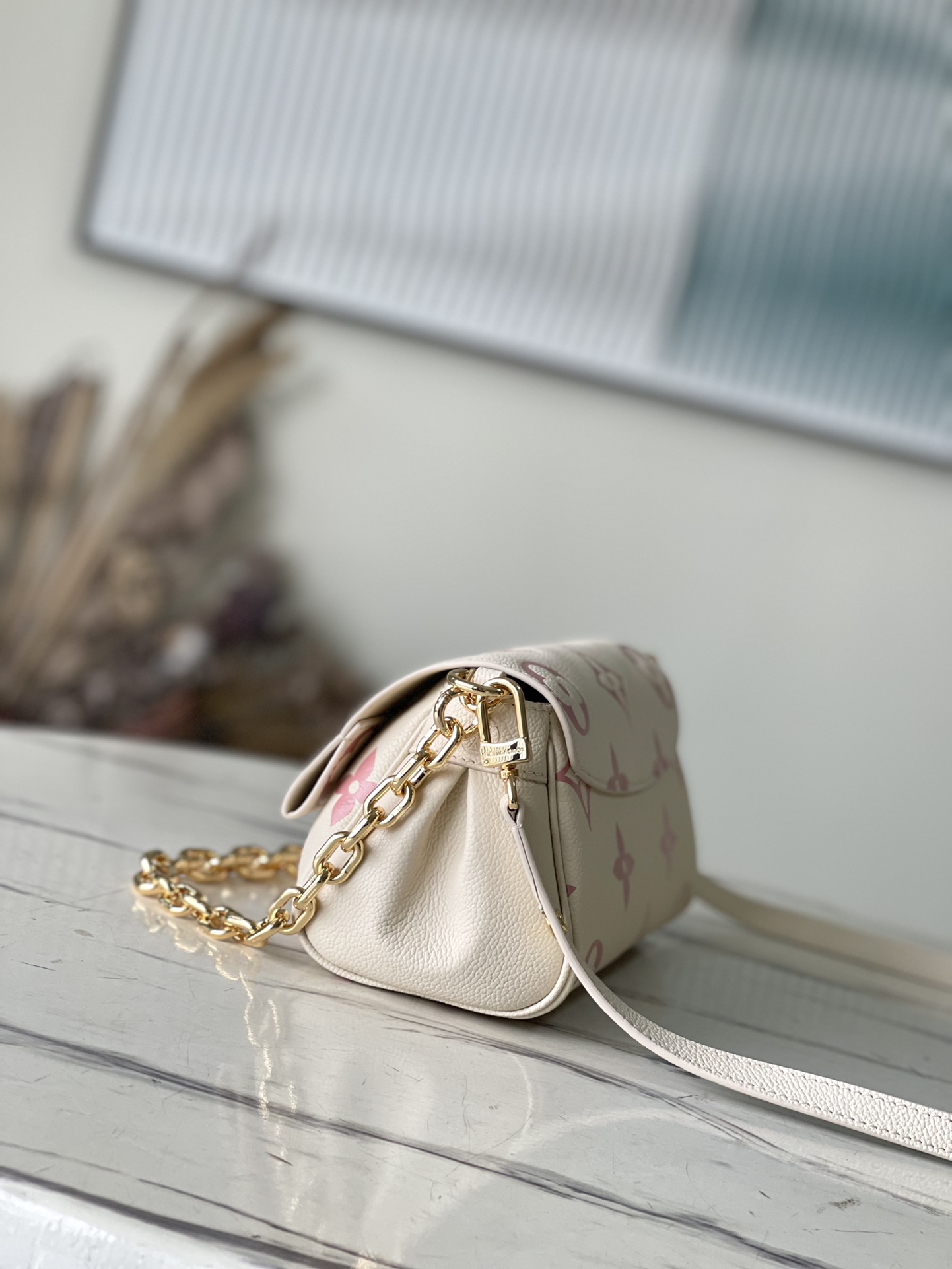 𝐋𝐎𝐔𝐈𝐒 𝐕𝐔𝐈𝐓𝐓𝐎𝐍    M46393