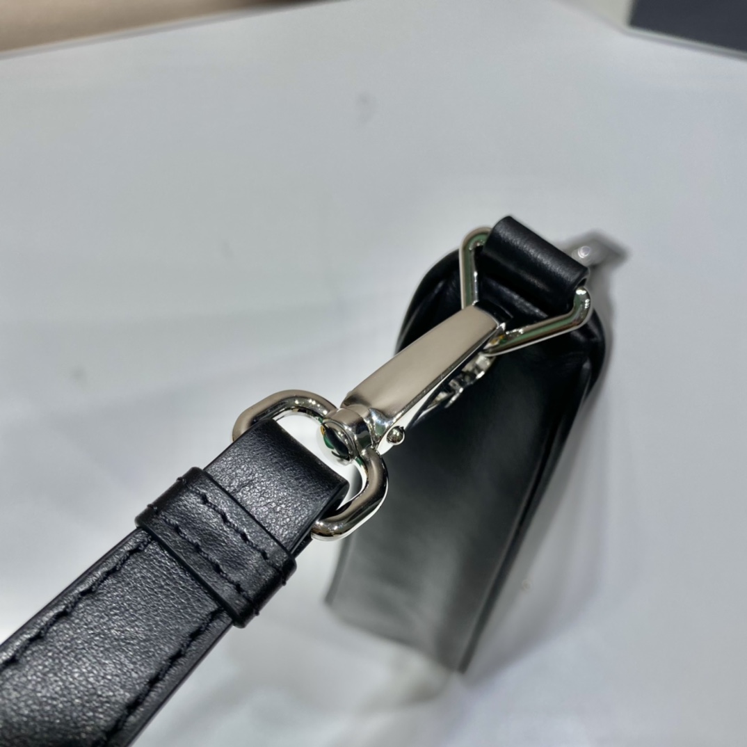 𝐏𝐑𝐀𝐃𝐀 Triangle Handbag 1NE039