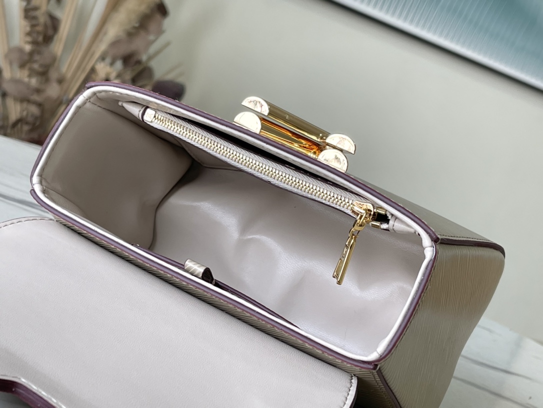 𝐋𝐎𝐔𝐈𝐒 𝐕𝐔𝐈𝐓𝐓𝐎𝐍  M21133