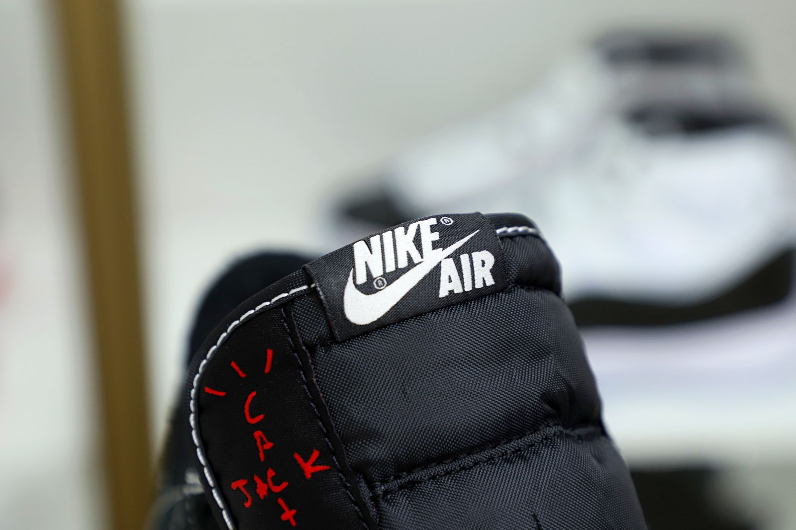 TRAVIS SCOTT X NIKE AIR JORDAN 1 LOW OG BLACK/PHANTOM