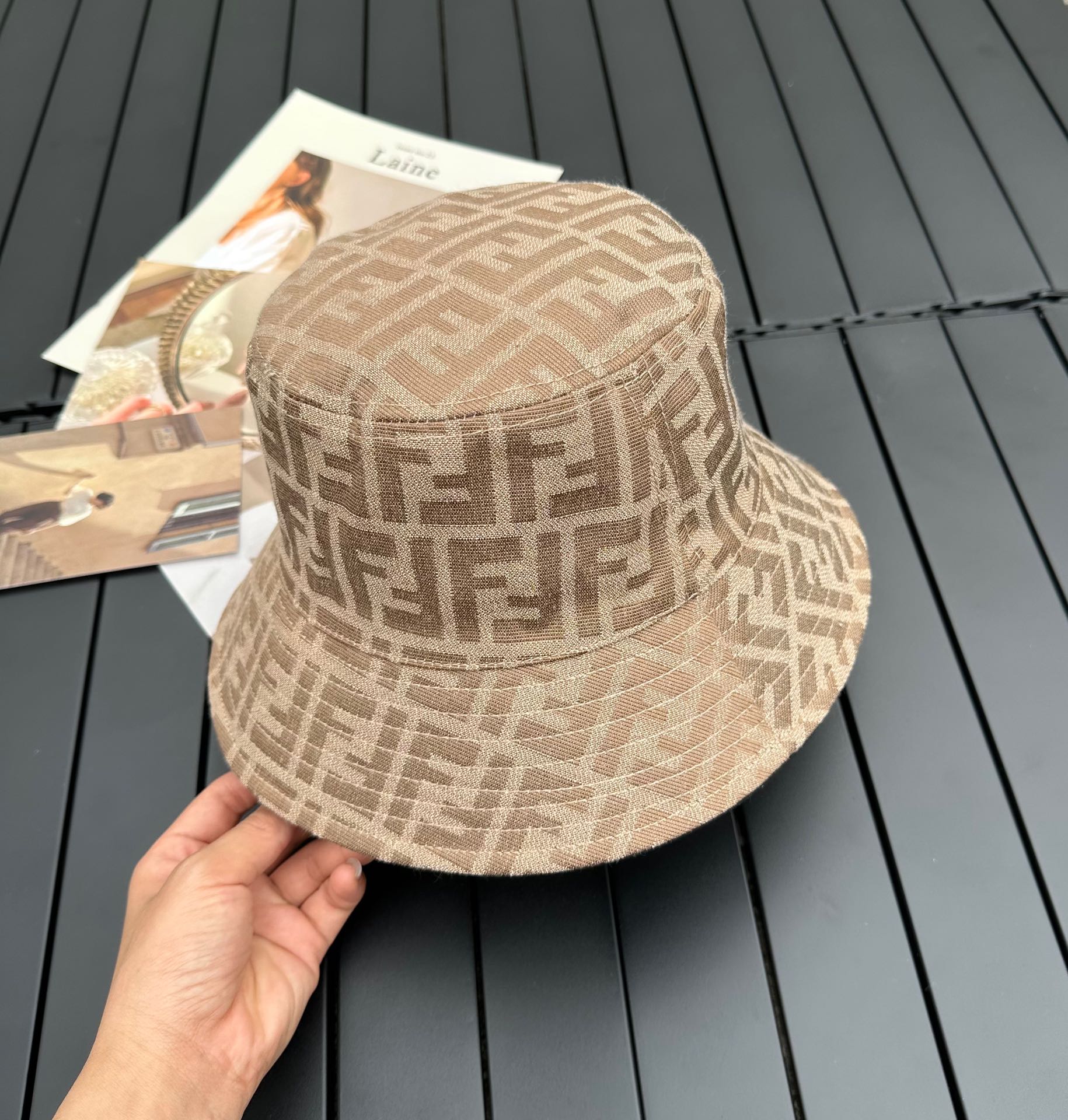 Fendi presbyopic letters 2⃣️ Wearing a fisherman hat