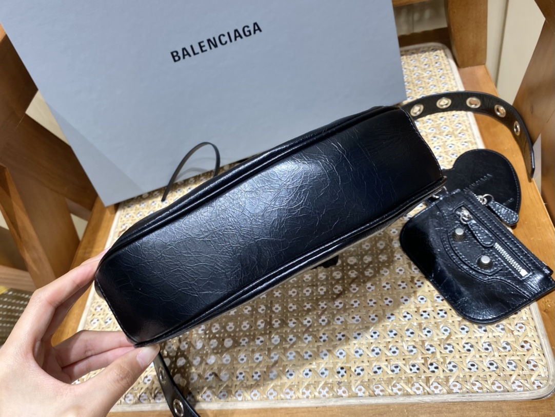 BALENCIAGA 𝐋𝐞 𝐂𝐚𝐠𝐨𝐥𝐞 Moon Bag