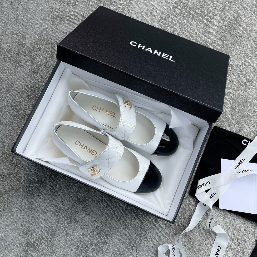 CHANEL book bag buckle single shoes Mary Jane single shoes bright wrinkled patent leather gold heel