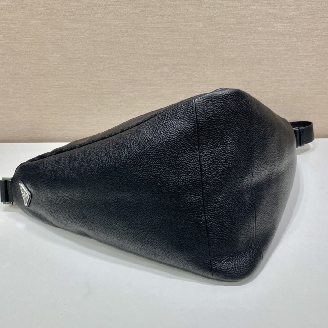 𝐏𝐑𝐀𝐃𝐀 Full leather large triangle bag 2VY007
