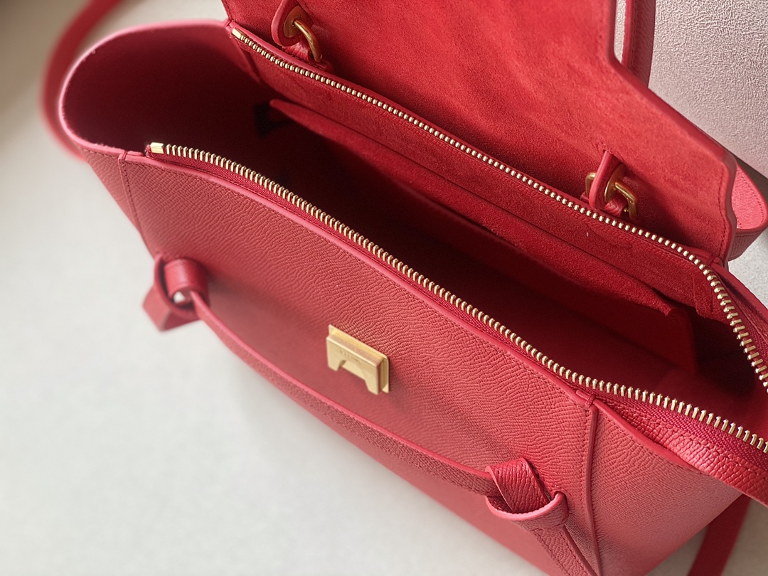 𝐂𝐞𝐥𝐢𝐧𝐞 BELT MICRO BAG in grained calfskin