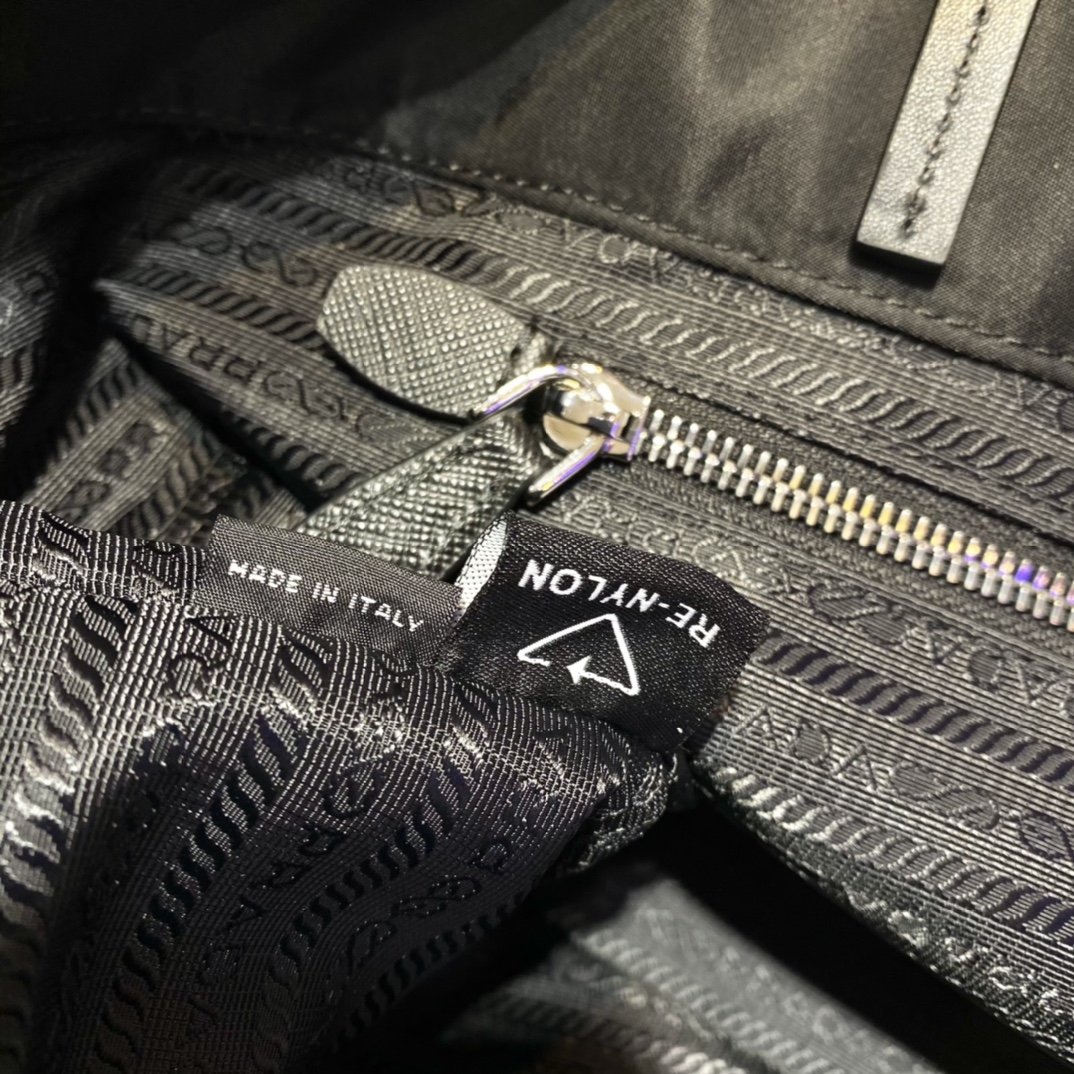 𝐏𝐑𝐀𝐃𝐀 Tote bag 1BG107