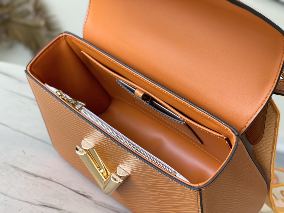 𝐋𝐎𝐔𝐈𝐒 𝐕𝐔𝐈𝐓𝐓𝐎𝐍      M21555