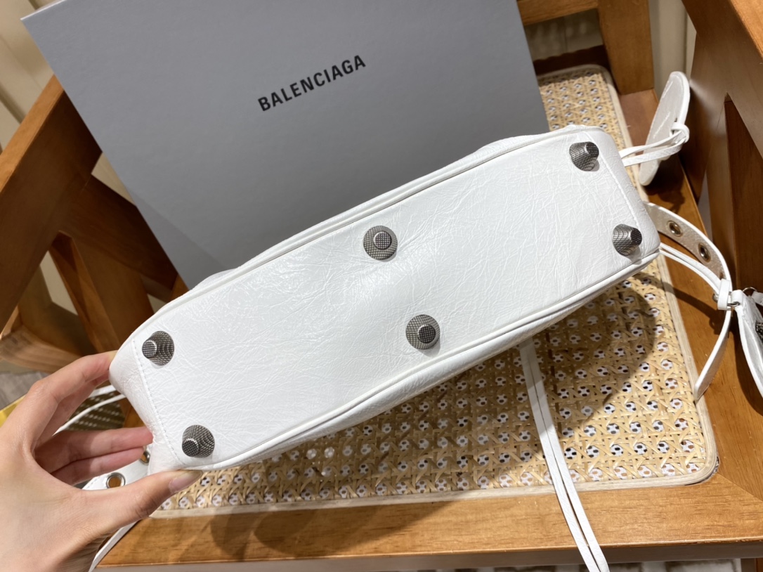 BALENCIAGA 𝐋𝐞 𝐂𝐚𝐠𝐨𝐥𝐞 Moon Bag