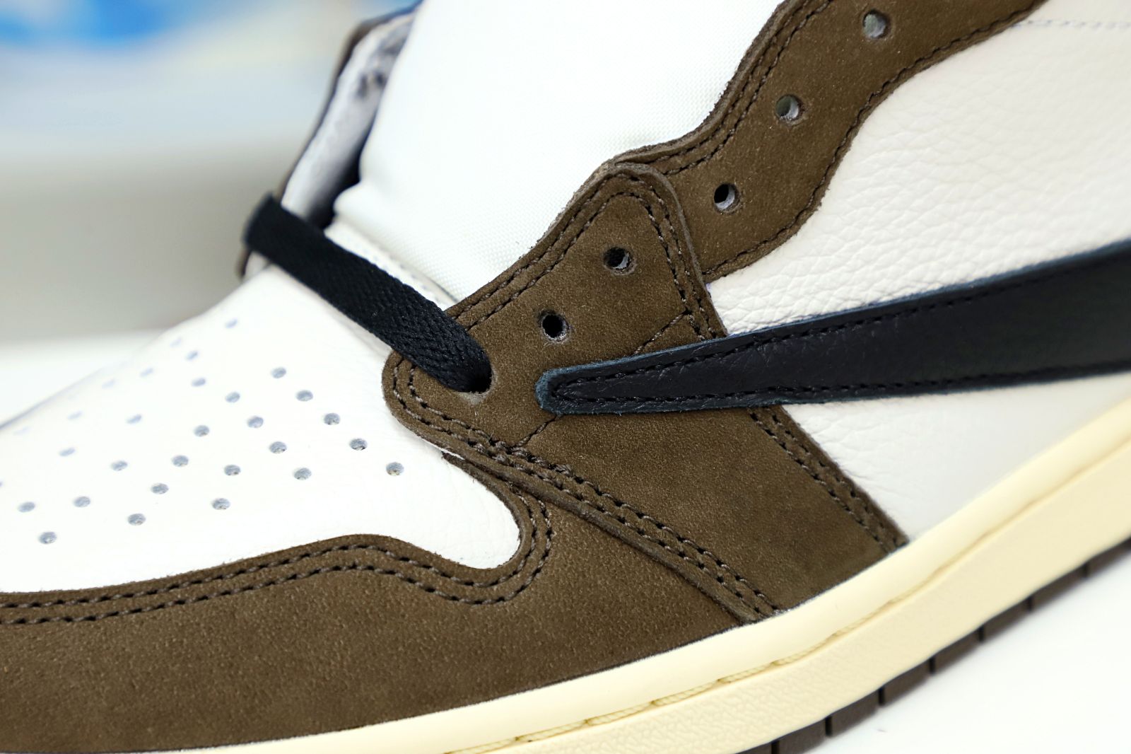 TRAVIS SCOTT X AIR JORDAN 1 RETRO HIGH OG MOCHA