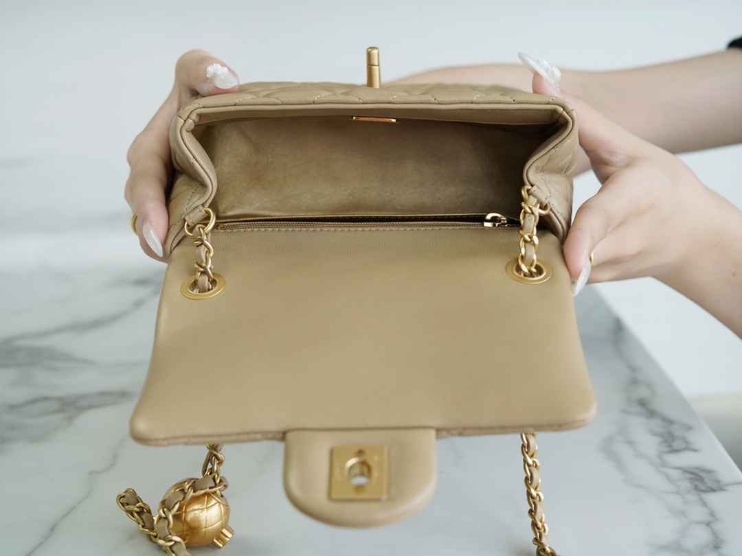 𝗖𝗛𝗔𝗘𝗡𝗟✦ Metal Ball Square Fatty Genuine Leather Milk Coffee Apricot