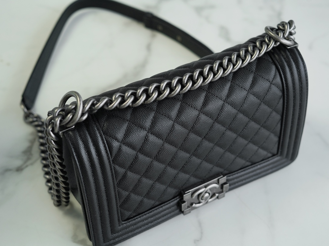 𝗖𝗵𝗮𝗻𝗲𝗹 𝗟𝗲𝗯𝗼𝘆 Imported custom caviar calfskin:Small ball pattern Medium Black Silver