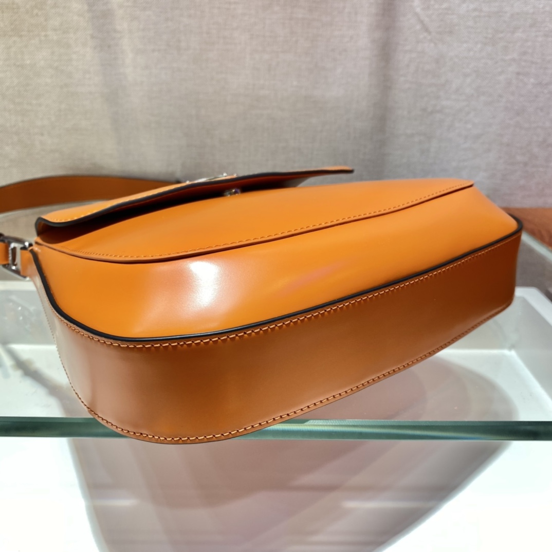 𝐏𝐑𝐀𝐃𝐀 Large flap w/ double shoulder strap 1BD303