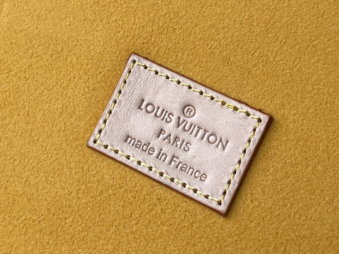 𝐋𝐎𝐔𝐈𝐒 𝐕𝐔𝐈𝐓𝐓𝐎𝐍     M47641