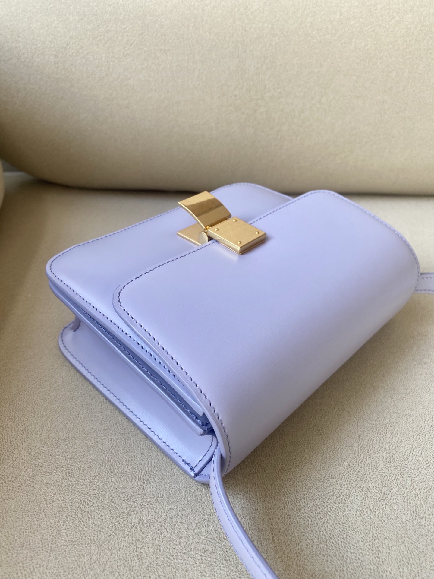 𝐂𝐞𝐥𝐢𝐧𝐞 Box Teen bag in polished calfskin
