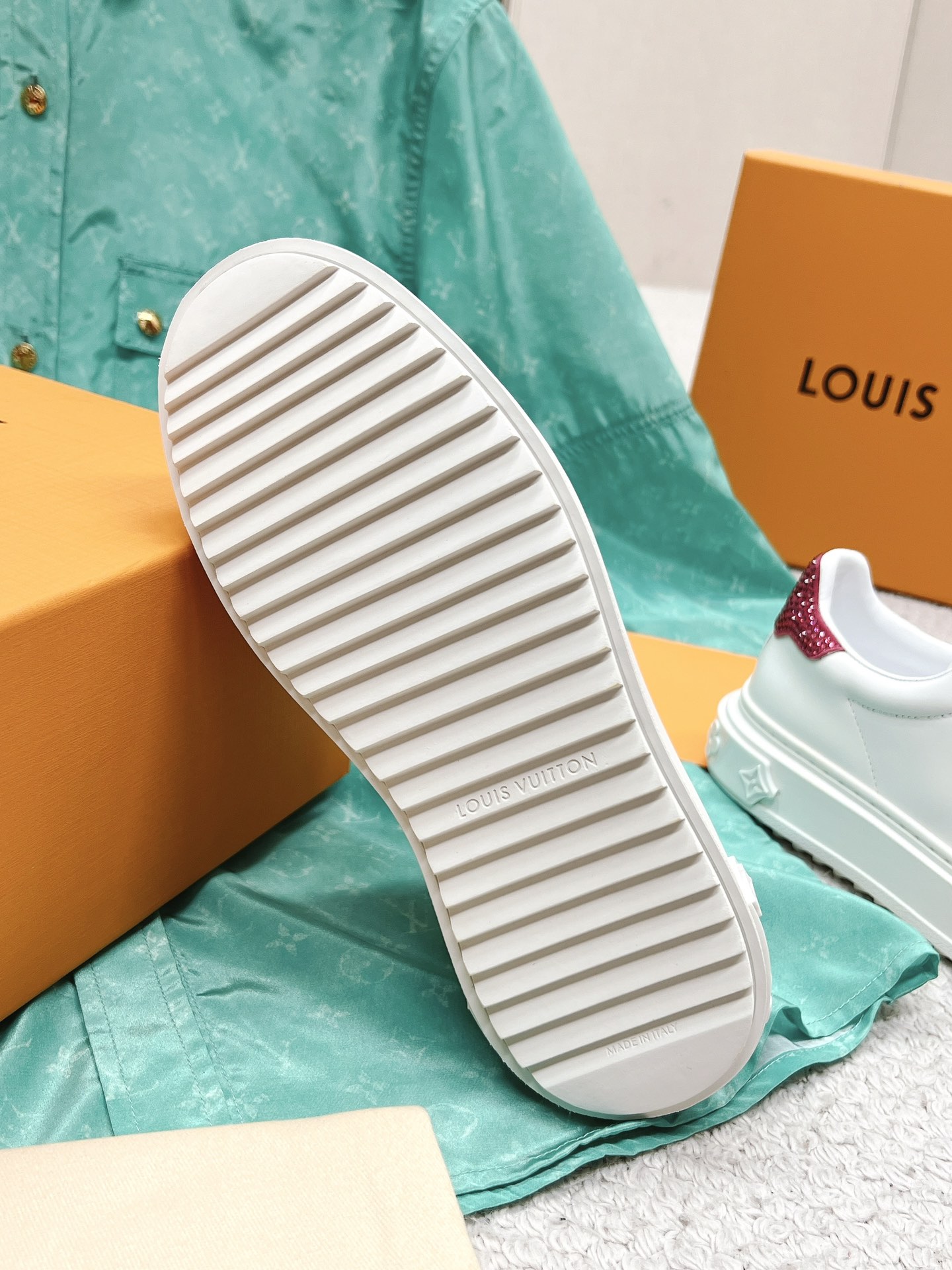 Louis Vuitton's new letter rhinestone white shoes series is new🆕