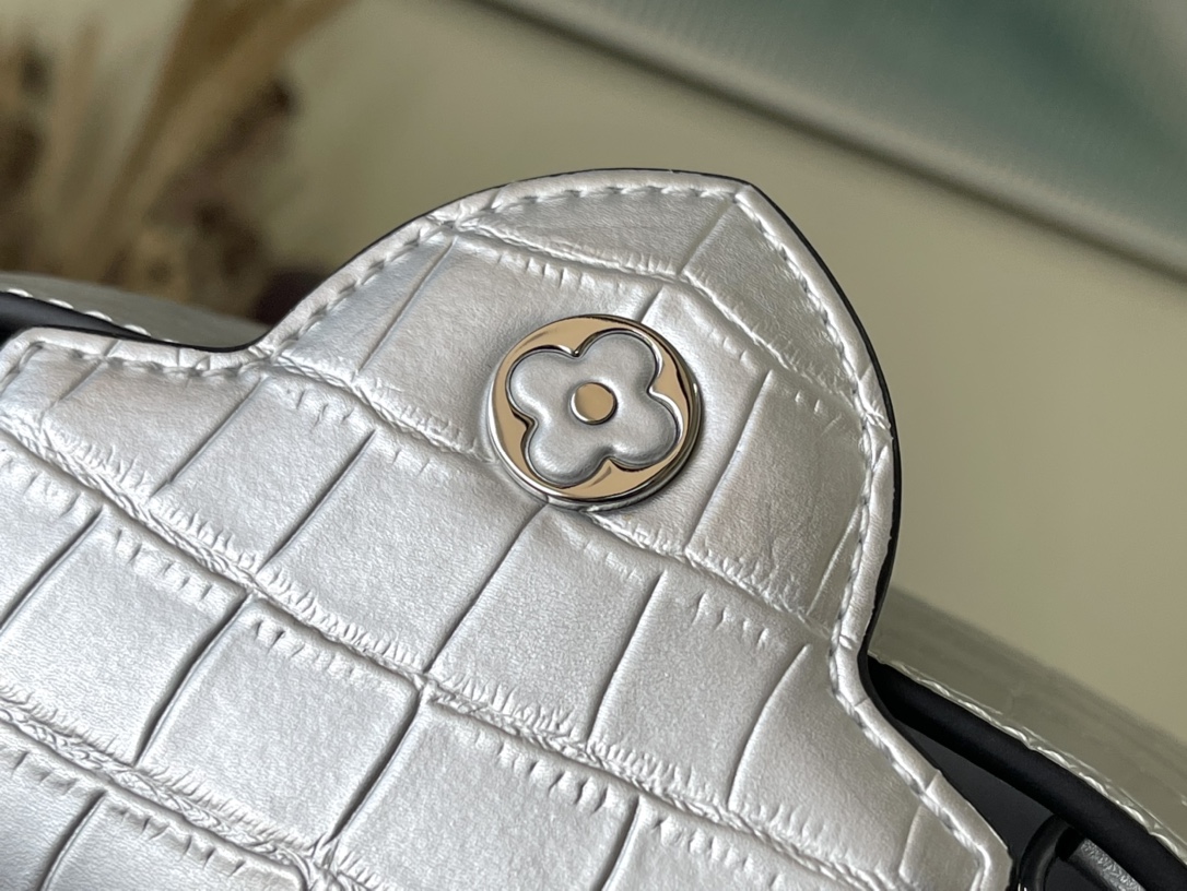 𝐋𝐎𝐔𝐈𝐒 𝐕𝐔𝐈𝐓𝐓𝐎𝐍   N94227