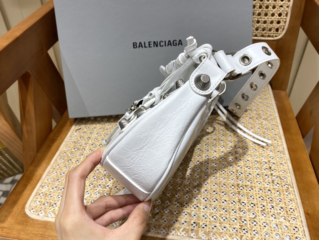 BALENCIAGA 𝐋𝐞 𝐂𝐚𝐠𝐨𝐥𝐞 Moon Bag