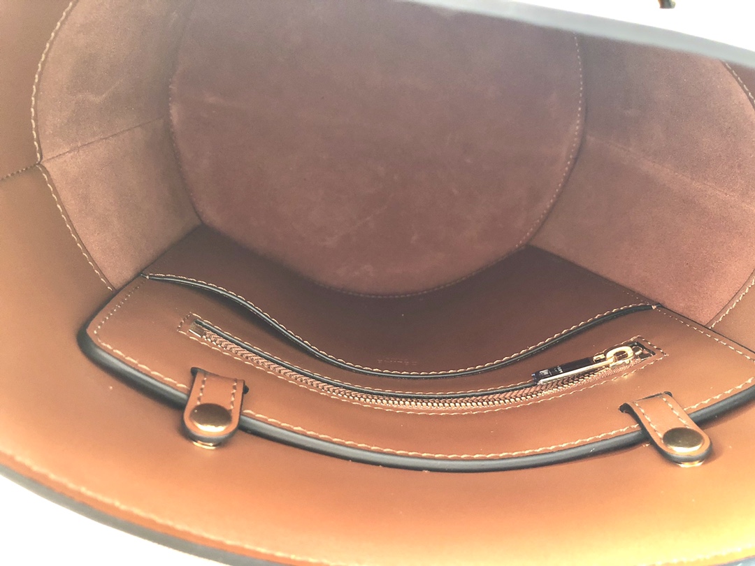 𝐂𝐂𝐞𝐥𝐢𝐧𝐞 BUCKET MAILLON TRIOMPHE cow leather bucket bag