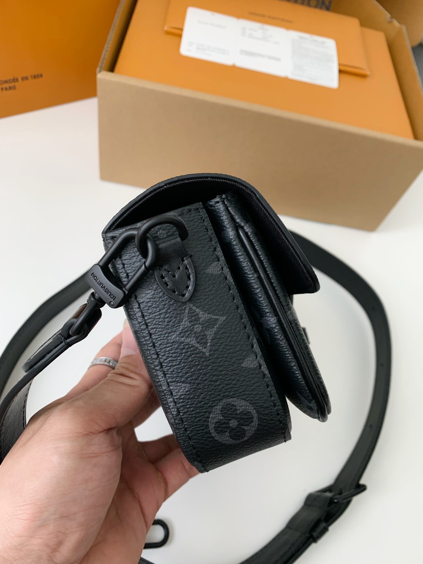 Louis Vuitton New season Montsouris Mini Bag M83567 Size：22*12*6cm