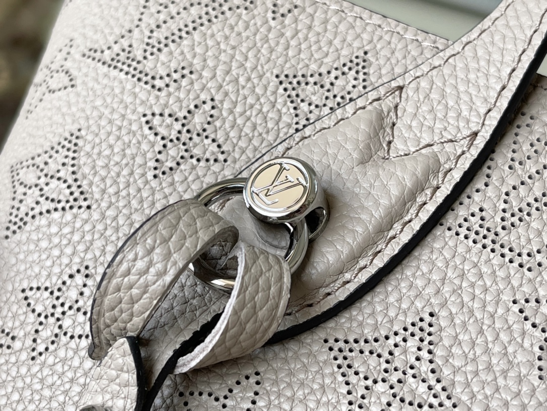 𝐋𝐎𝐔𝐈𝐒 𝐕𝐔𝐈𝐓𝐓𝐎𝐍   M21849