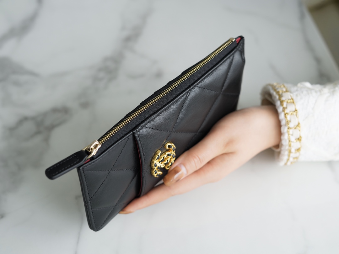 𝗖𝗛𝗔𝗘𝗡𝗟✦Classic 19 Collection Translucent and bright textured goatskin 🐐 Phone bag Black Gold