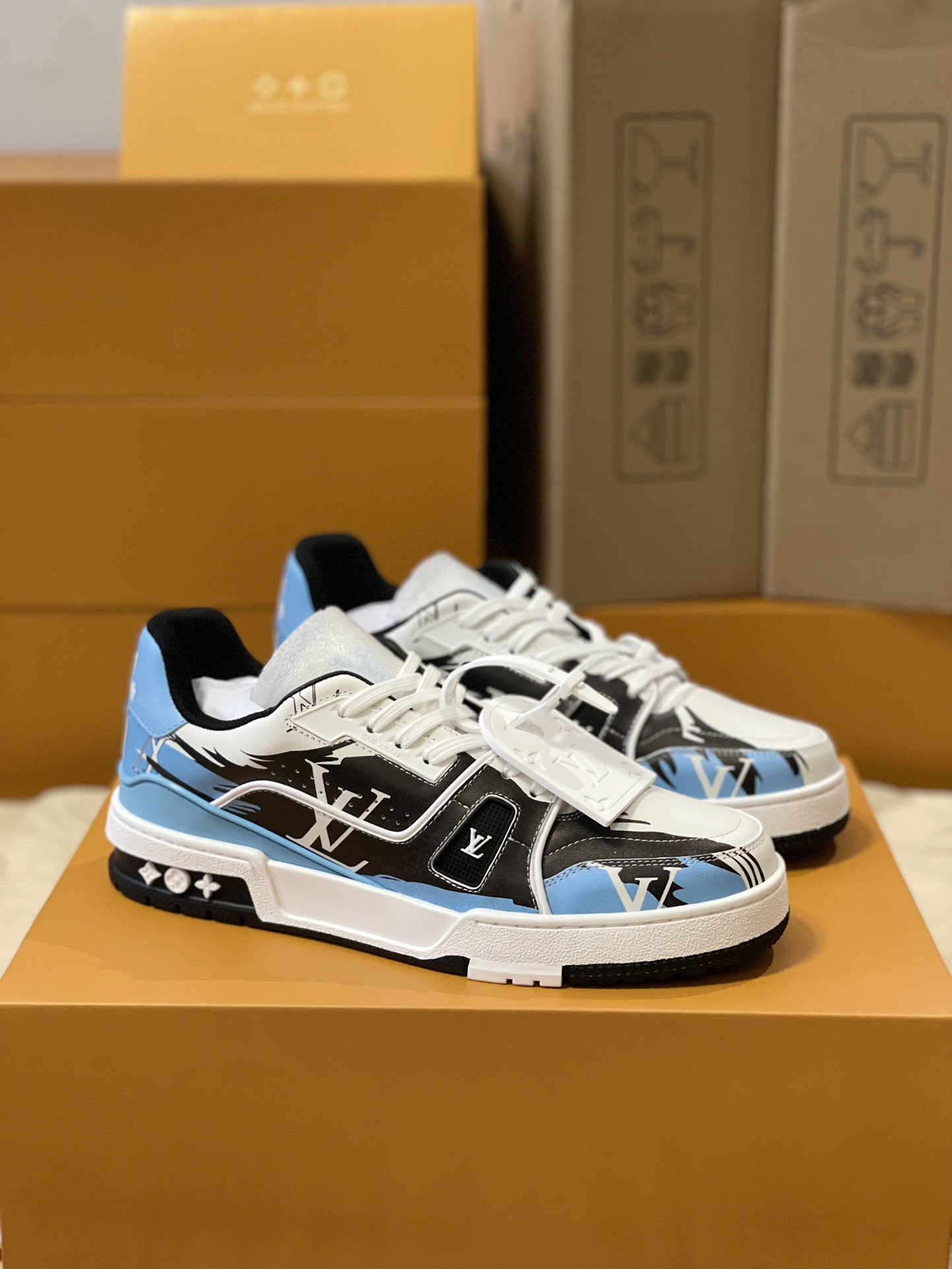 Louis Vuitton Trainer sneakers for couples, style number 1AA373