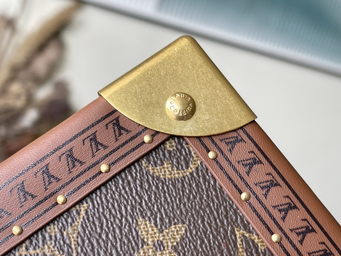 𝐋𝐎𝐔𝐈𝐒 𝐕𝐔𝐈𝐓𝐓𝐎𝐍  M20037 Red This jewelry box is decorated with a simple and elegant Monogram canvas bag