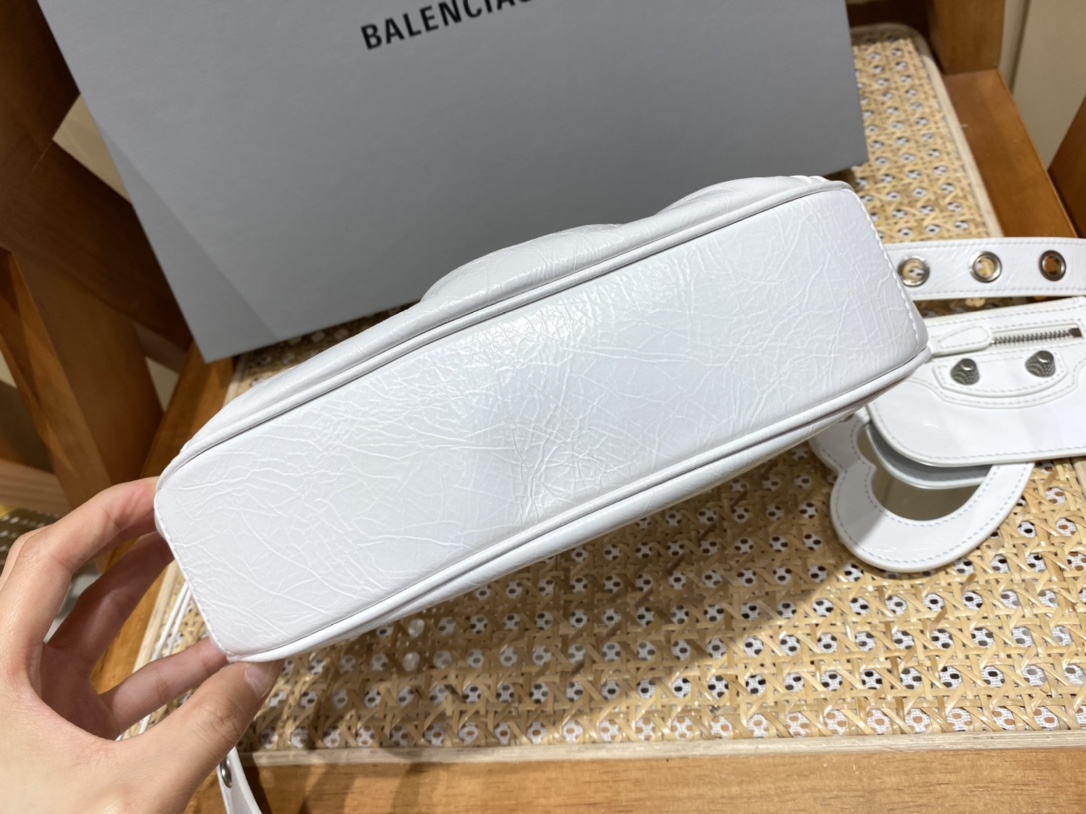 BALENCIAGA 𝐋𝐞 𝐂𝐚𝐠𝐨𝐥𝐞 Moon Bag