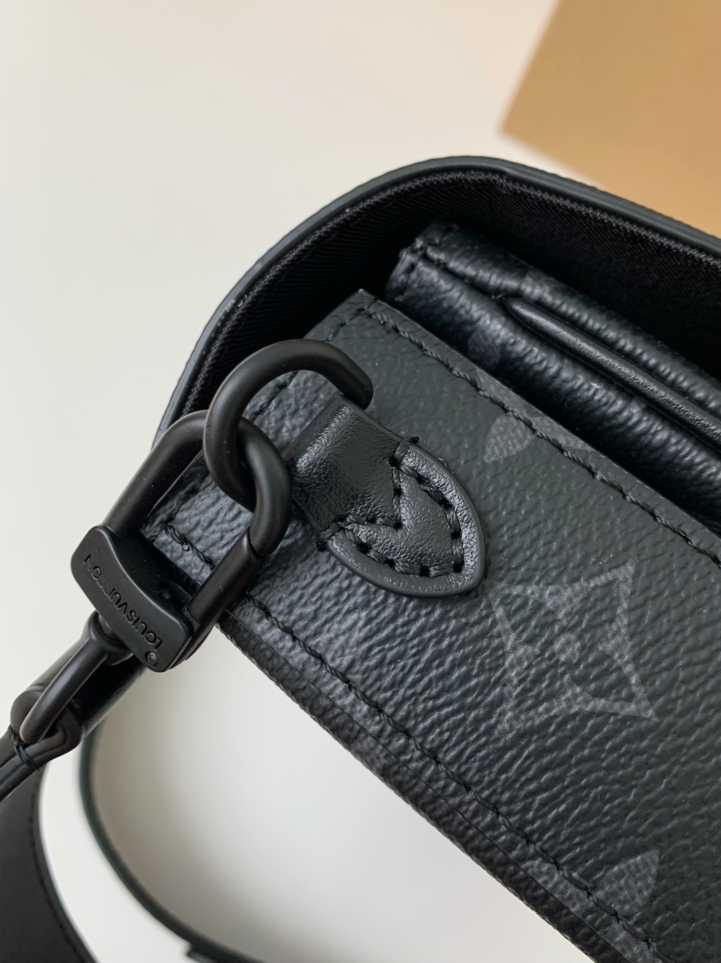 Louis Vuitton New season Montsouris Mini Bag M83567 Size：22*12*6cm